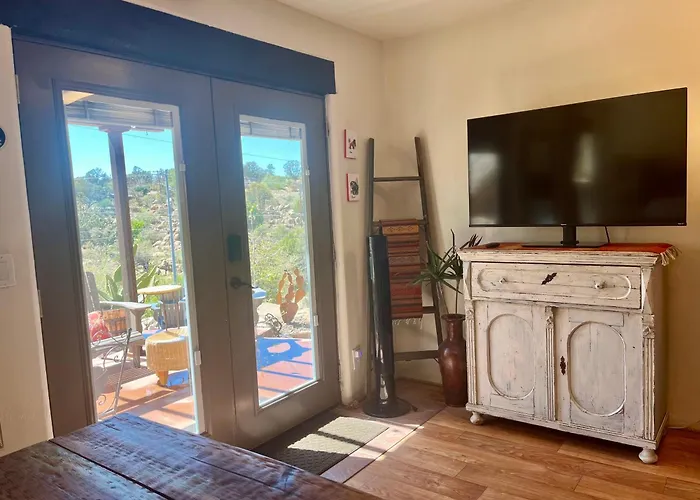 Prickly Pear Unique With Bathroom Built Into The Granite Boulders, Amazing Views, Front & Back Porches, Firepit,dog Friendly Apartment